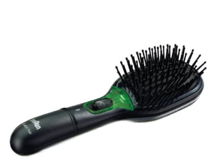 Ionen Bürste: Sie kommt ohne Hitze aus und eignet sich für alle Haartypen. Beim Kämmen gibt die Bürste Ionen ab, die eine elektrostatische Aufladung und fliegende Härchen verhindern. 
Satin Hair Brush mit Ionen-Technologie von Braun, ca. 45 Euro