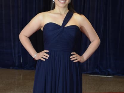 Schauspielerin America Ferrera posierte in dunkelblauer Robe für die anwesenden Fotografen