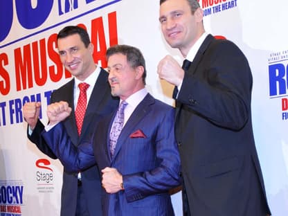 Drei Mega-Stars in Hamburg: Am Sonntagabend feierten Die Boxerbrüder Wladimir und Vitali Klitschko sowie Hollywood-Legende Sylvester Stallone die Weltpremiere des Musicals "Rocky  Fight From The Heart"