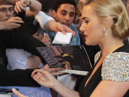 Die wartenden Fans wurden belohnt: Kate Winslet gab fleißig Autogramme