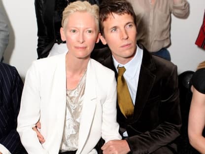 Tilda Swinton sah sich die Show von "Pringle of Scotland" gemeinsam mit dem Fotografen Ryan McGinley an. Die Schauspielerin ist das Gesicht der Spring/Summer-Kollektion 2010 des schottischen Modelabels