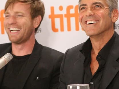 Ewan McGregor und George Clooney  haben bei der Pressekonferenz zum Film "Men Who Stare At Goats" sichtlich Spaß