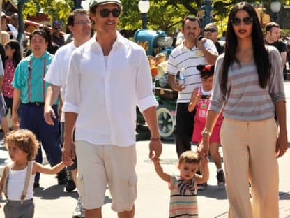 Happy Family im Disneyland: Matthew McConaughey genießt mt Ehefra Camilla un den Kindern Levi und Vida