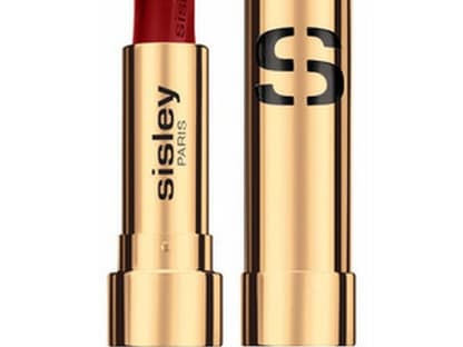 Highlight des Looks sind ihre dunkelroten Lippen  Echt mutig und sehr sexy. Von Sisley, ca. 39 Euro. Kaufen Sie den Lippenstift gleich <a href="http://shop.ok-magazin.de/sisley-lippen-lippenstift-3-4-g,9w2cqai61j5kbvo3,i" target="_blank">hier</a> im OK!-Shop...