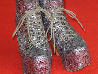 Und dazu kombinierte die Sängerin klobige Glitzerboots. Naja ...