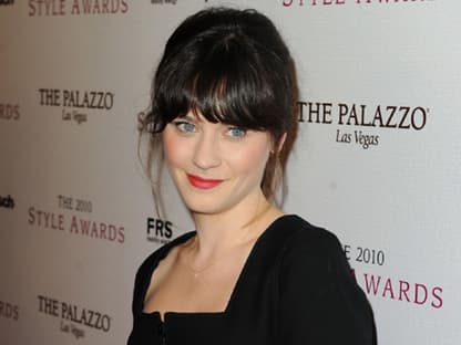 Schauspielerin Zooey Deschanel lächelt schüchtern in die Kameras