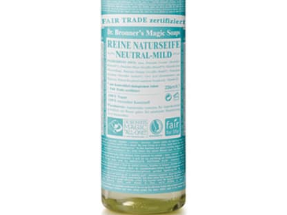 Empfindliche Haut reagiert schnell gereizt auf zu scharfe Reinigungstenside. Diese Flüssigseife ist dagegen besonders sanft zur Hautbarriere, sieht hübsch aus und pflegt mit Bio-Ölen. "Magic Soap Reine Naturseife Neutral-Mild" von Dr. Bronner, 473 ml ca. 13 Euro, z. B. über www.point-rouge.de