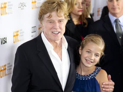 Robert Redford und seine kleine Kollegin Jackie Evancho bei der Premiere von "The Company you Keep"