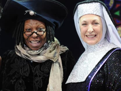 Whoopi Goldberg und Musical-Darstellerin Daniela Ziegler (als Mutter Oberin)﻿