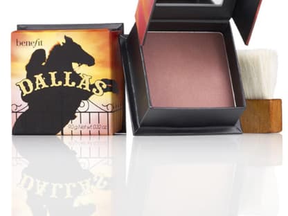 Wenn schon nicht ihre eigenen Schandtaten, dann treibt wenigstens das "Dallas Puder" von Benefit unseren Lieblingsprotagonisten die Schamesröte ins Gesicht, ca. 32 Euro