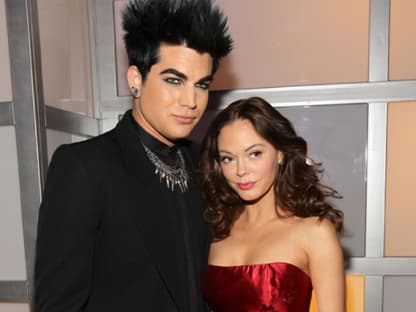 Sänger Adam Lambert posiert mit Schauspielerin Rose McGowan