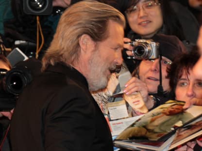 Einmal Jeff Bridges live erleben! Für den Hollywood-Star stellten sich die Fans stundenlang an den roten Teppich