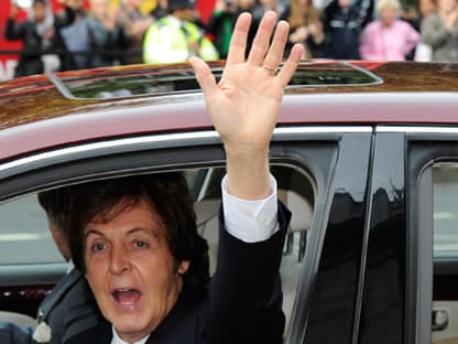 Gute Laune am Hochzeitstag: Paul McCartney grüßt die wartenden Fans