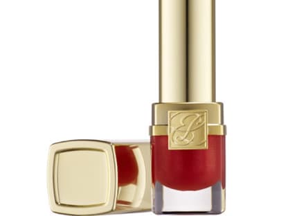 Der Hingucker dieses Make-ups ist zweifelsohne der knallrote Lippenstift. "Pure Color Vivid Shine Lipstick Fireball" von Estée Lauder, ca. 27 Euro