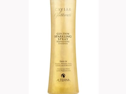 Für die Haare gibt es Glitzersprays im Gold-Look wie etwa das "Golden Sparkling Spray" von Alterna, 97 ml ca. 23 Euro