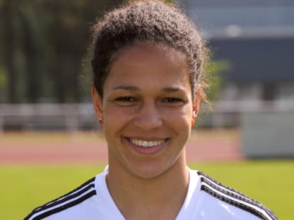 Celia Okoyino da Mbabi spielt im Mittelfeld auf Sturm. Auf ihrem Trikot steht nur der Vorname - der Nachname ist zu lang