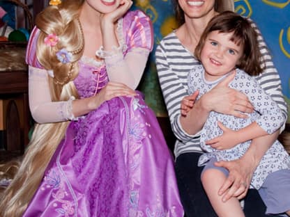 In Disneyland werden Kinderträume wahr! Aber auch die Erwachsenen freuen sich über ein Foto mit den Disney-Stars. So wie Schauspielerin Amanda Peet und ihre Tochter mit Rapunzel