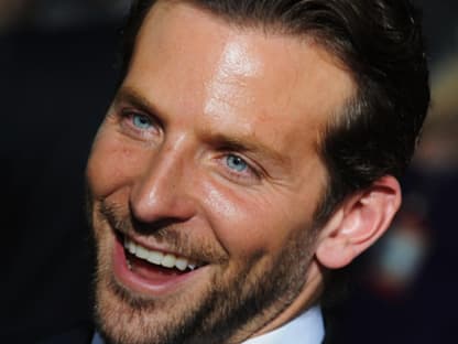 Der "Sexiest Man Alive", Bradley Cooper, ist zu haben! Im März 2011 trennten er und Renée Zellweger sich. Bradley weiß sich aber die Zeit zu vertreiben und wurde schon das ein oder andere Mal mit neuen hübschen Frauen an seiner Seite gesehen