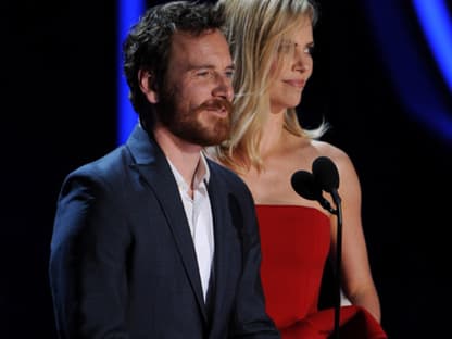 Michael Fassbender und Charlize Theron zeigten sich bei ihrer Laudatio für die Kategorie "Bester Kampf" einfallsreich ...