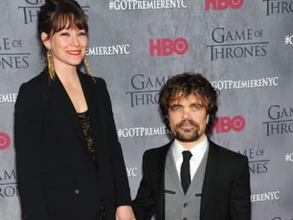 Der HBO-Serienhit "Game of Thrones" geht in die vierte Runde! In New York City versammelte sich der Cast zur Premiere. Peter Dinklage (Tyrion Lannister) kam mit seiner Lebensgefährtin, der Theaterregisseurin Eirca Schmidt