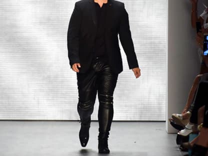 Guido Maria Kretschmer in einer Presswurst-Lederhose auf der Fashion Week Berlin