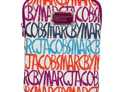 Die poppige Ipad-Hülle gleicht einem Liebesgeständnis an den King of Fashion Marc Jacobs. Textilhülle mit Reißverschluss von  Marc by Marc Jacobs über stylebop.de, ca. 45 Euro