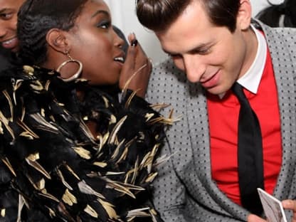 Sängerin Estelle und der englische Musikproduzent Mark Ronson halten ein Pläuschen. Ob da die nächste Zusammenarbeit besprochen wird?