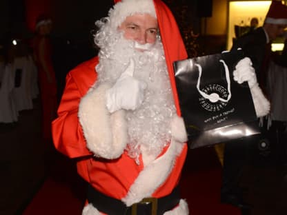 Bei der "Golden Red Christmas Night" in München liefen die  Promis im X-Mas-Look über den roten Teppich. Fußball-Legende Lothar Matthäus hatte sich mit  Rauschebart und Santa-Mantel besonders ins Zeug gelegt und beschenkte die Gäste