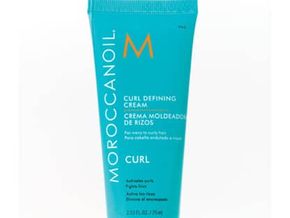 Damit auch die Haare schön in Szene gesetzt sind, hat sich das Model für Wellen entschieden. Diese kommen mit der "Curl Defining Cream" von Moroccanoil in Form. 75 ml ca. 12 Euro