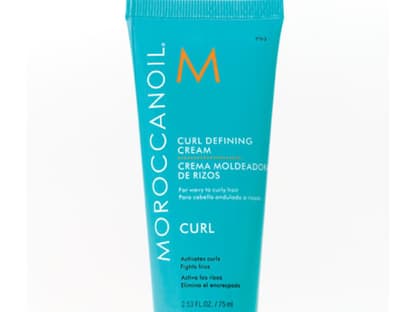 Damit auch die Haare schön in Szene gesetzt sind, hat sich das Model für Wellen entschieden. Diese kommen mit der "Curl Defining Cream" von Moroccanoil in Form. 75 ml ca. 12 Euro