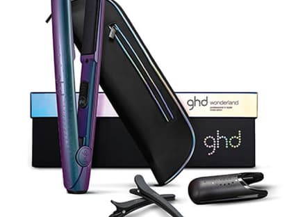 Zu Weihnachten lässt ghd Frauenherzen höher schlagen und präsentiert die ghd Wonderland Collection. Limited Edition Styler, Hitzeschutz-Etui, Stylerschutzkappe und zwei Clips, ca. 199 Euro