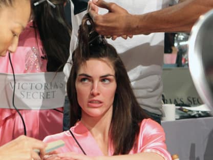 Haare, Make-Up-Nägel: Bei Hilary Rhoda muss noch einiges getan werden, damit sie zu einem sexy Engel wird