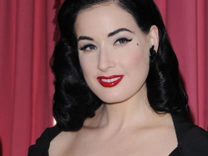 Schneewittchen-Teint, schwarze Haare und roter Lippenstift: Das sind die Markenzeichen von Dita von Teese