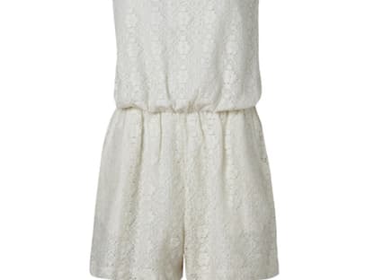 Weiß ist nicht nur die Trendfarbe des Sommers, sie verleiht auch diesem Playsuit von Mango für 40 Euro einen strahlenden Look.