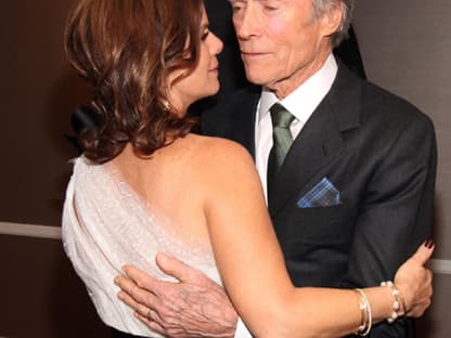 Marcia Gay Harden umarmte Clint Eastwood zur Begrüßung