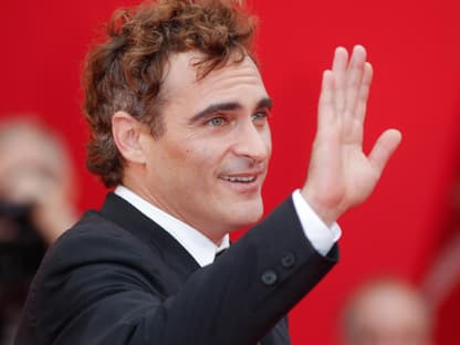 Winke, winke:´ Joaquin Phoenix auf dem roten Teppich