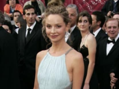 Calista Flockhart: Die Schauspielerin kam mit Harrison Ford und diesem zweifarbigen Chiffonkleid und Valentino Vintage