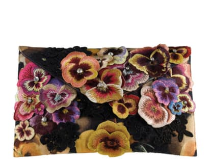 Blumengrüße! Clutch mit aufgesetzten Stiefmütterchen von Accessorize, ca. 45 Euro