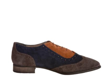 Die bunten Schnürschuhe sind super bequem und sehen sowohl zur weiten Hose als auch zum Minikleid richtig cool aus. Brogues aus Wildleder von Pier One über zalando.de, ca. 80 Euro