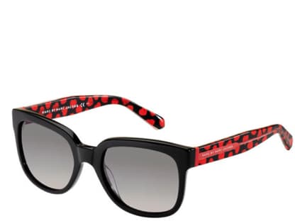 Nur an Valentistag sehen wir durch die rosa-rote Brille, den Rest des Jahres am liebsten durch dieses stylische Expemplar! Herzige Sonnenbrille von Marc by Marc Jacobs im Special-Design, ca. 140 Euro