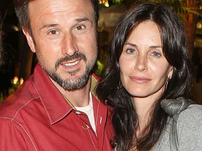 Im Okotber entschlossen sie sich getrennte Wege zu gehen - angeblich hatte Courteney Cox keine Lust mehr Davids Mutter zu spielen.