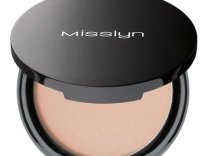 Als nächstes mit einem Puder über die Grundierung gehen, das mattiert und sorgt dafür, dass es lange hält. "Compact Powder Nr. 03" von Misslyn , ca 10 Euro