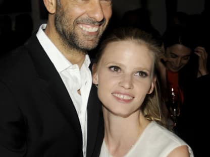 Lara Stone gratulierte dem Calvin Klien-Designer nach der Show