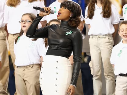 Der wohl emotionalste Moment der zu Tränen rührte: Jennifer Hudson sang mit den Kindern der Sandy-Hook-Grundschule aus Connecticut den Song "America the Beautiful". Dort waren im Dezember 20 Schüler und sechs Erwachsene von einem Amokläufer getötet worden