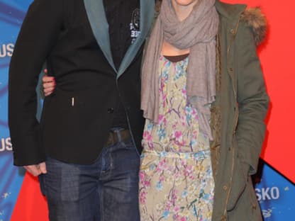 Wanda Badwal mit Freund Felix Rachor bei der Weltpremiere von "Russendisko" in Berlin