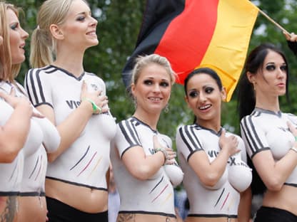 Trikot als Bodypainting: die Nationalhymne beim "Sexy Soccer Cup"