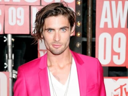 "All American Rejects" - Frontmann Tyson Ritter kam im auffällig pinken Anzug und performte live auf der Bühne