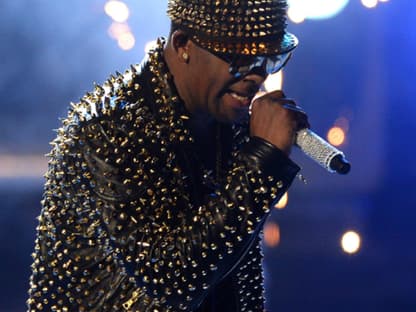 Erkennen Sie diesen Superstar? Unter dem Stachel-Outfit verbarg sich Superstar R. Kelly