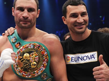 Natürlich durfte auch Vladimir Klitschko nicht fehlen! Er gratuliert seinem Bruder nach dem Kampf