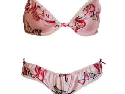  Aus Satin mit Schmetterlingen von Gilda & Pearl, BH ca. 65 Euro, Slip ca. 35 Euro